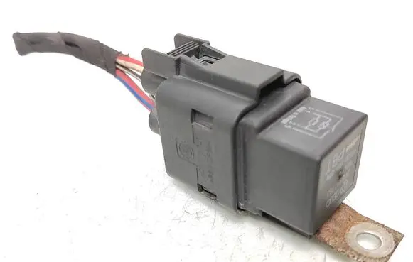 Volkswagen PASSAT B6 Glow plug pre-heat relay 3B0951253 V23136J1006X056