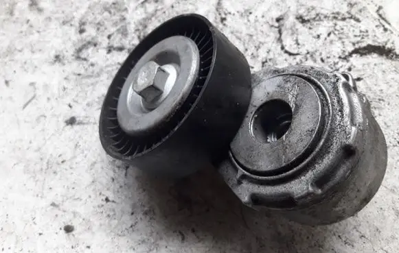 Peugeot 807 Generator/alternator belt tensioner