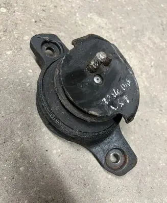 Subaru Outback Engine mount bracket