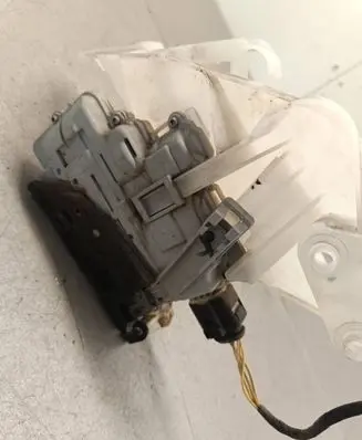 Volkswagen PASSAT B7 Rear door lock 3C4839015A