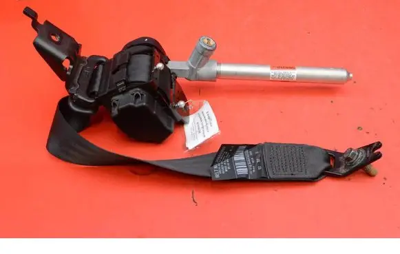 Volvo V70 Front seatbelt 39859392