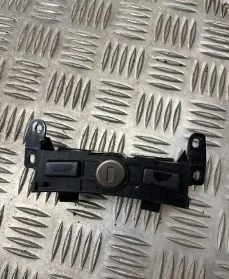 BMW 7 E65 E66 Armrest lock 61422001