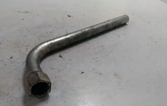 Volkswagen Golf V Wheel nut wrench 17MM