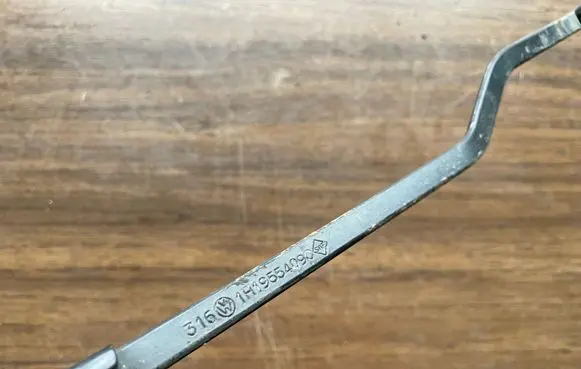 Volkswagen Golf III Front wiper blade arm 1H1955409