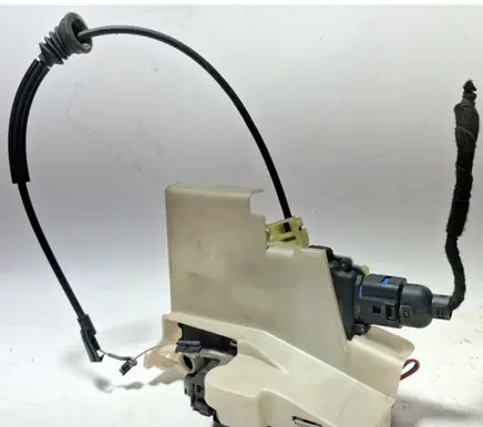 Volkswagen Polo Front door lock 1J0973714