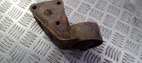 Nissan Sunny Engine mount bracket