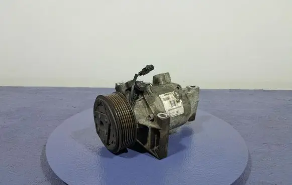 Dacia Sandero Air conditioning (A/C) compressor (pump) 926008469R