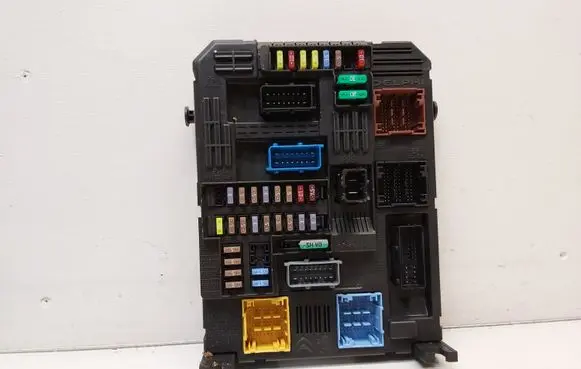 Opel Crossland X Fuse module 9819851280
