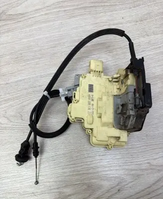 Volkswagen PASSAT B6 Front door lock 3C1837016A