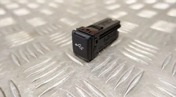 Toyota Highlander XU70 USB socket connector 861900C031