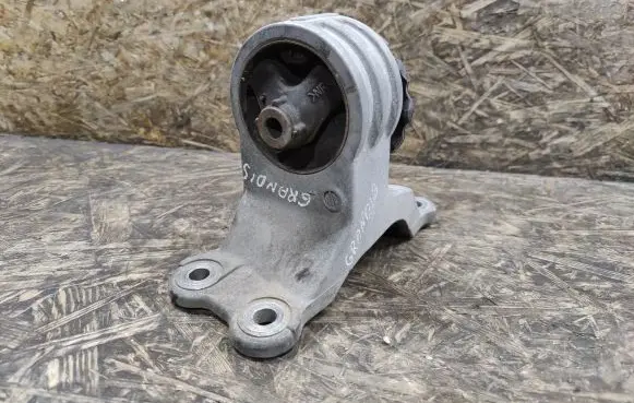 Mitsubishi Grandis Engine mount bracket MN103097