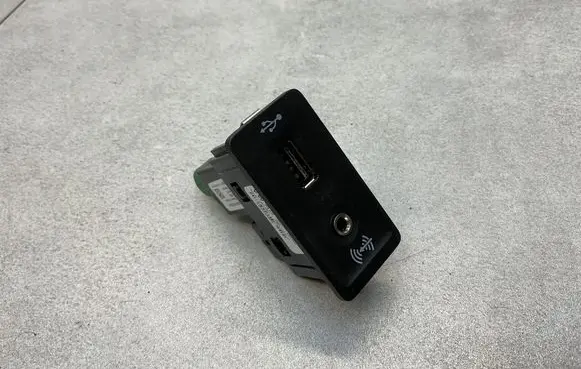 Volkswagen PASSAT B8 USB socket connector 5G0035222E
