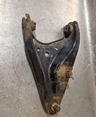 Dacia Sandero Front lower control arm/wishbone A438G
