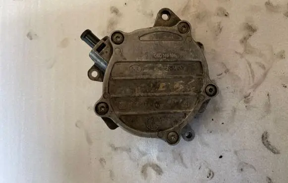Audi A4 S4 B6 8E 8H Vacuum pump 06D145100