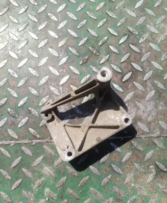 BMW 5 E60 E61 Engine mounting bracket 6761117