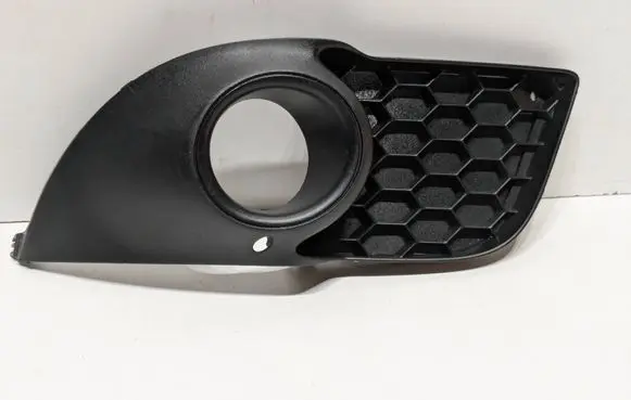 Mitsubishi Lancer VIII Front bumper lower grill 8321A382