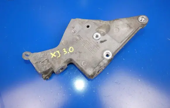 Jaguar XJ X351 Engine mounting bracket 9X239K738BA R8S3A1