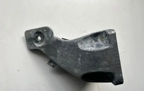 BMW 5 E60 E61 Engine mounting bracket 13807410