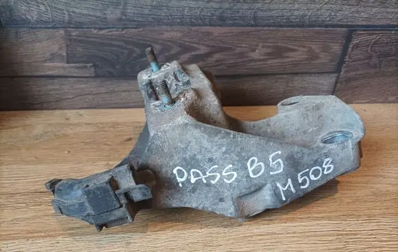 Volkswagen PASSAT B5 Engine mounting bracket