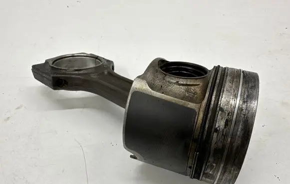 BMW 5 G30 G31 Piston with connecting rod