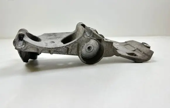 Nissan Juke I F15 Engine mounting bracket 8200669494