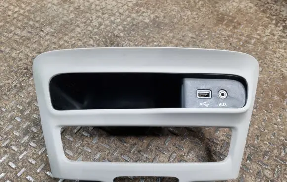 Chrysler Pacifica Glove box 6EM06TRMAA 68229840AB