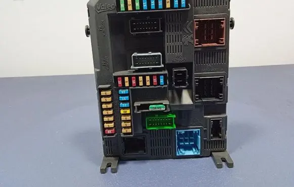 Peugeot 208 I Fuse box set 9819849680