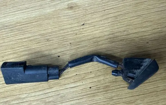 Ford Mondeo MK IV Windshield washer spray nozzle XS4117666A