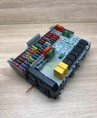 Opel Zafira A Fuse module 90589965