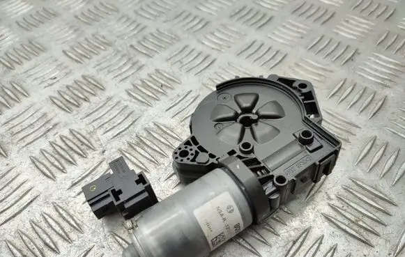 Mercedes-Benz A W176 Sunroof motor/actuator 0390200101