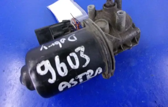 Opel Astra F Front wiper linkage and motor