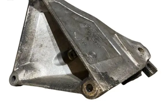 Engine mounting bracket