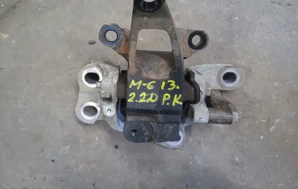 Mazda 6 Engine mount bracket