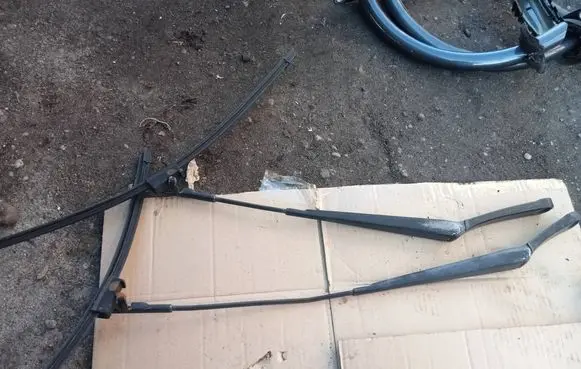 Skoda Octavia Mk2 (1Z) Front wiper blade arm 1Z1955409A