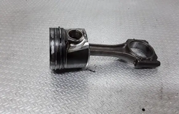 Volkswagen Polo IV 9N3 Piston with connecting rod