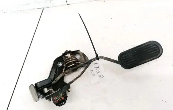 Accelerator throttle pedal