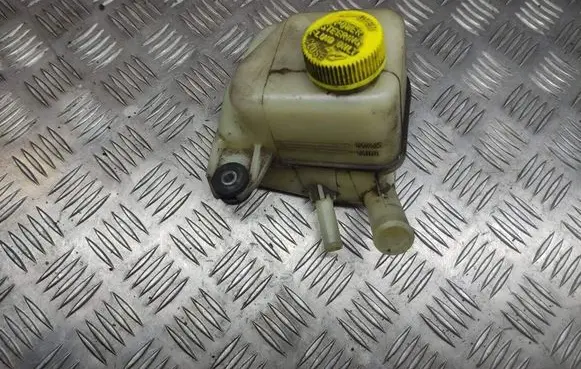 Mazda 323 Brake fluid reservoir 
