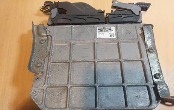 Toyota Avensis T270 Engine control unit/module ECU 89661-05D22 MB275900-1920