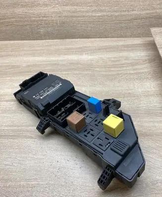 Opel Vectra C Fuse module 13168781 13181983