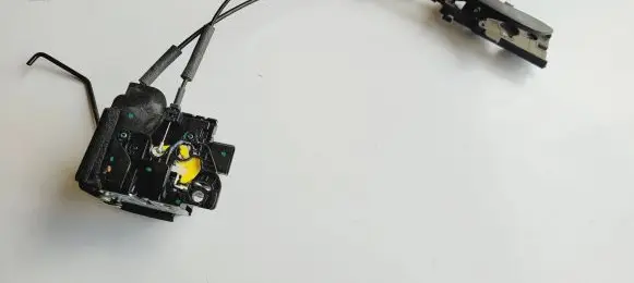 Hyundai i10 Front door lock 81310B9110