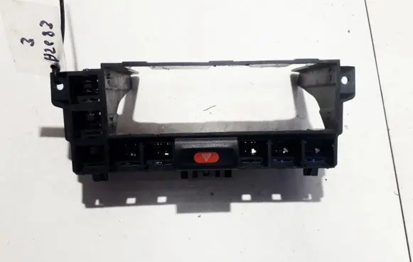 Opel Vectra B Hazard light switch 90503546