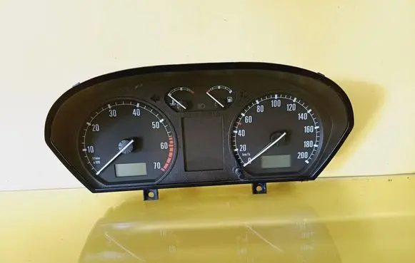 Speedometer (instrument cluster)