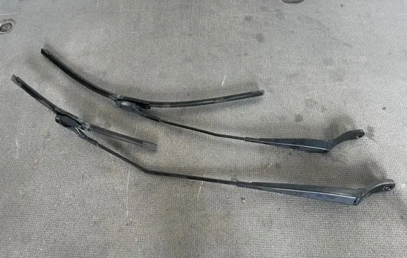 Peugeot 208 I Front wiper blade arm 9673292080 9673291980