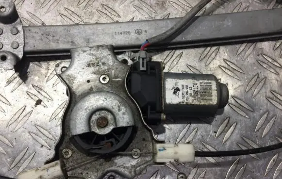 Nissan Primera Front door window regulator motor 400601t4