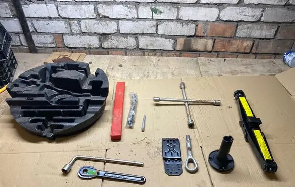 Mercedes-Benz GL X164 Tool set A1648901614 2215810001 4145810049