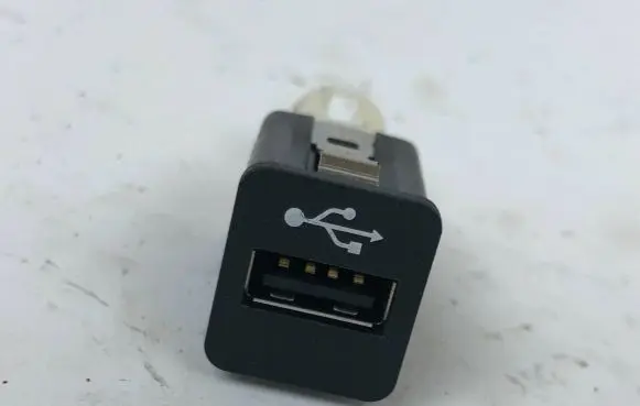 BMW X5 E70 USB socket connector 9237656