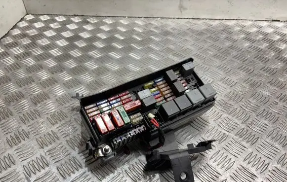 Mercedes-Benz R W251 Fuse module A1645402372 5072426 13583855