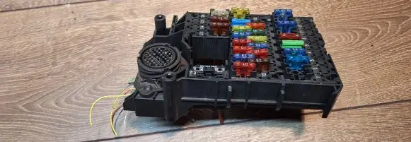 Mercedes-Benz E W210 Fuse box set 2105453340