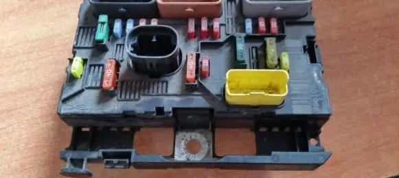 Peugeot 307 Fuse module 9661087080