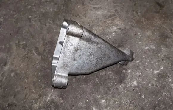 Mercedes-Benz C W203 Engine mounting bracket A2712230904